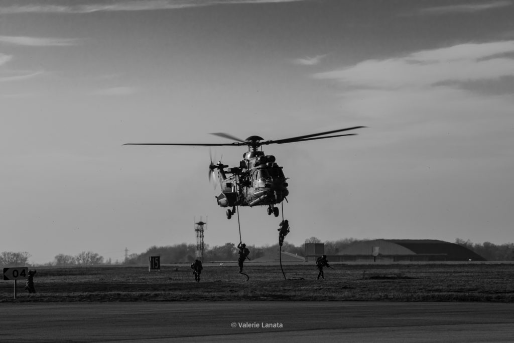 Le 04/12/2019 sur la BA105-Evreux : présentation d'un panel des moyens de l'Armée de l'Air et de ses missions à l'Institut des Hautes Etudes de Défense (IHEDN) et Ecole de Guerre (EDG). Photo : démonstration dynamique des capacités de l'armée de l'air avec la dépose d'un commando par un hélicoptère Caracal