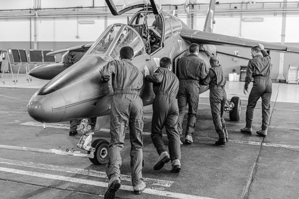 Sur la base aérienne 120 de Cazaux, l'Escadron 3/8 Côte d'Or est une unité destinée à l'entrainement au combat des escadrons de chasse et au soutien des Forces. L'escadron est équipé d'Alphajets et accueille également l'Ambassadeur AlphaJet solo Display.