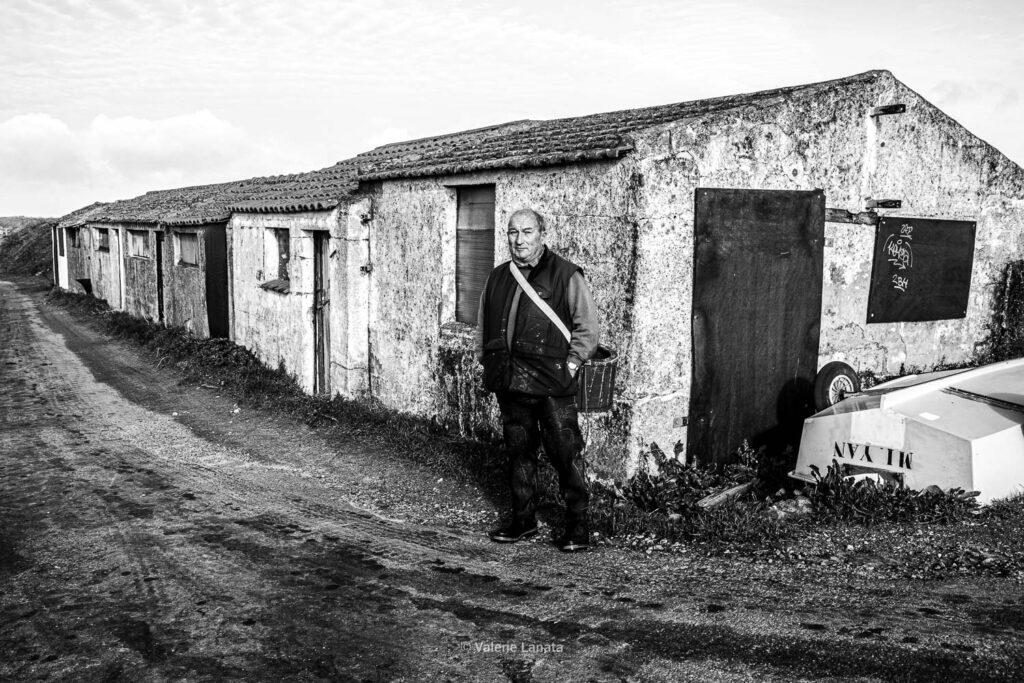 Cabanes ostreicoles du Port du Bonhomme dans l'ile de Noirmoutier. Ces cabanes, laissées à l'abandon pour la plupart seront détruites prochainement pour construire un mur afin de renforcer la digue. Elles sont la trace de la grande activité ostreicole depuis longtemps dans cette partie de l'ile. Mr Thibaud, ancien ostriculteur à la retraite depuis 23 ans m'indique que la partie goudronnée était anciennement uniquement des coquilles d'huitres pour renforcer la digue.