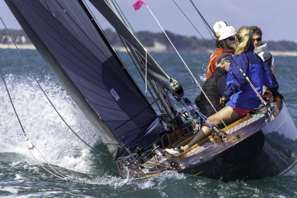 Sur le plan d'eau de Noirmoutier, s'est déroulé du 01 au 03 aout 2025 la régate Noirmoutier Classic. La régate regourpe une flotte de grands cloassiques dont Les 4 Pen Duick, et de nombreuses unités du YCC, ainsi qu'une flotte de métrique (8mJI, 6mJI, 5.5MJ), Requin, Dragon et petits classiques.