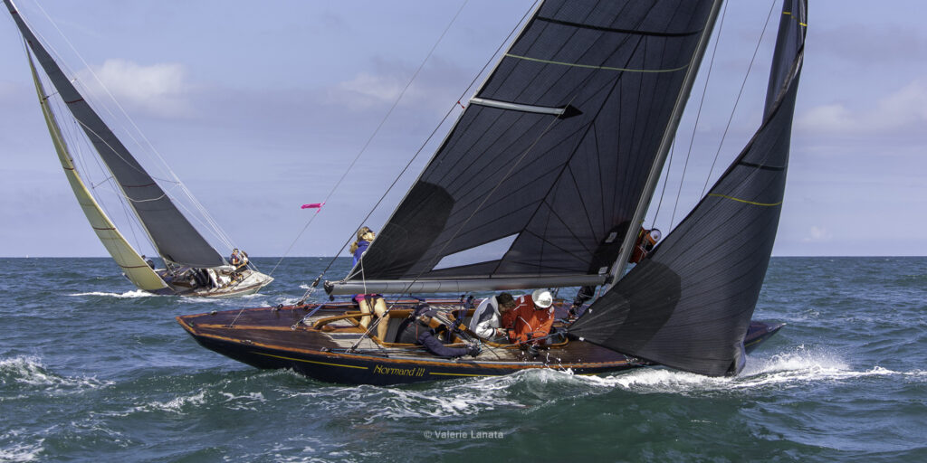 Sur le plan d'eau de Noirmoutier, s'est déroulé du 01 au 03 aout 2025 la régate Noirmoutier Classic. La régate regourpe une flotte de grands cloassiques dont Les 4 Pen Duick, et de nombreuses unités du YCC, ainsi qu'une flotte de métrique (8mJI, 6mJI, 5.5MJ), Requin, Dragon et petits classiques.