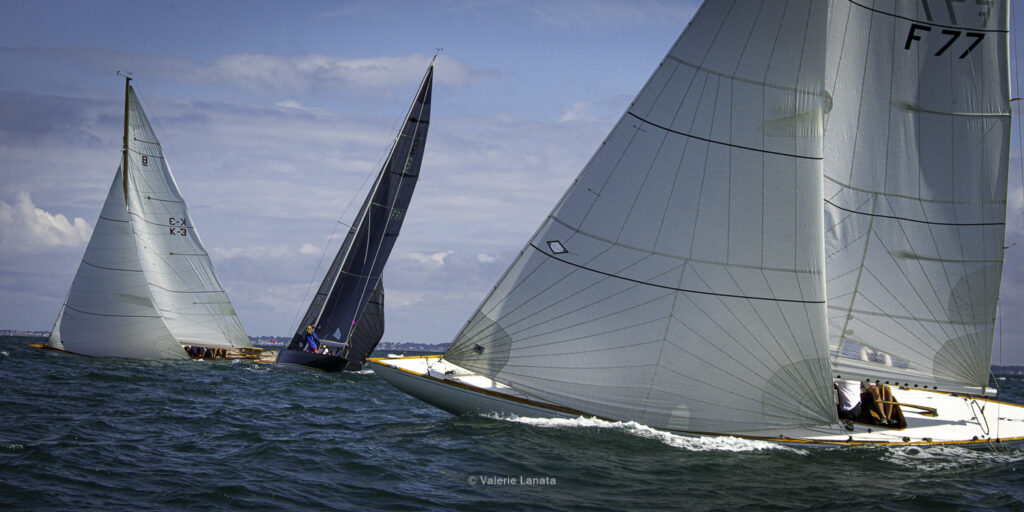 Sur le plan d'eau de Noirmoutier, s'est déroulé du 01 au 03 aout 2025 la régate Noirmoutier Classic. La régate regourpe une flotte de grands cloassiques dont Les 4 Pen Duick, et de nombreuses unités du YCC, ainsi qu'une flotte de métrique (8mJI, 6mJI, 5.5MJ), Requin, Dragon et petits classiques.