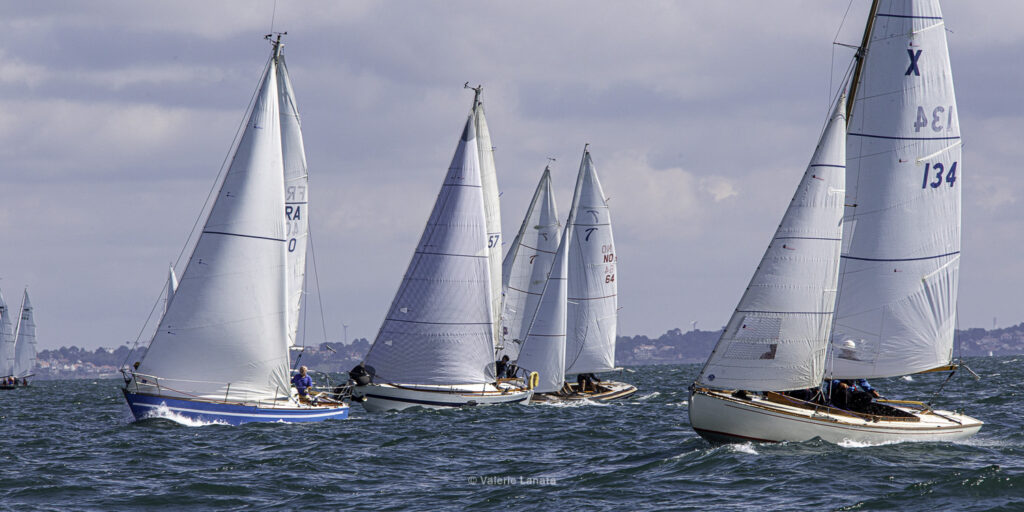 Sur le plan d'eau de Noirmoutier, s'est déroulé du 01 au 03 aout 2025 la régate Noirmoutier Classic. La régate regourpe une flotte de grands cloassiques dont Les 4 Pen Duick, et de nombreuses unités du YCC, ainsi qu'une flotte de métrique (8mJI, 6mJI, 5.5MJ), Requin, Dragon et petits classiques.