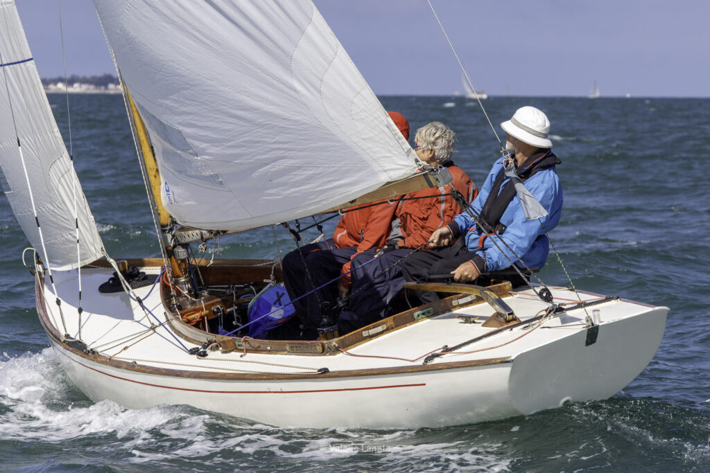 Sur le plan d'eau de Noirmoutier, s'est déroulé du 01 au 03 aout 2025 la régate Noirmoutier Classic. La régate regourpe une flotte de grands cloassiques dont Les 4 Pen Duick, et de nombreuses unités du YCC, ainsi qu'une flotte de métrique (8mJI, 6mJI, 5.5MJ), Requin, Dragon et petits classiques.