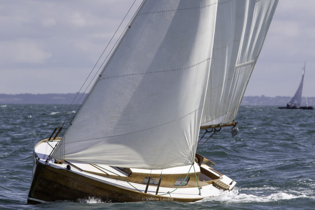 Sur le plan d'eau de Noirmoutier, s'est déroulé du 01 au 03 aout 2025 la régate Noirmoutier Classic. La régate regourpe une flotte de grands cloassiques dont Les 4 Pen Duick, et de nombreuses unités du YCC, ainsi qu'une flotte de métrique (8mJI, 6mJI, 5.5MJ), Requin, Dragon et petits classiques.