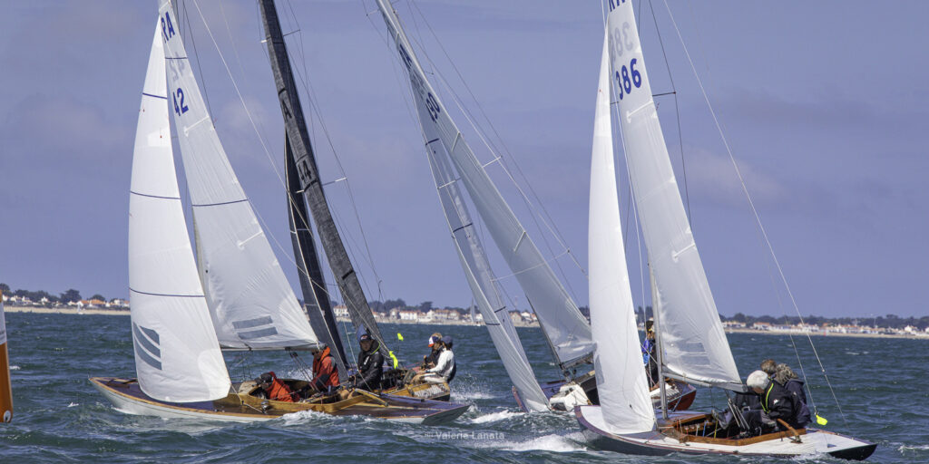 Sur le plan d'eau de Noirmoutier, s'est déroulé du 01 au 03 aout 2025 la régate Noirmoutier Classic. La régate regourpe une flotte de grands cloassiques dont Les 4 Pen Duick, et de nombreuses unités du YCC, ainsi qu'une flotte de métrique (8mJI, 6mJI, 5.5MJ), Requin, Dragon et petits classiques.