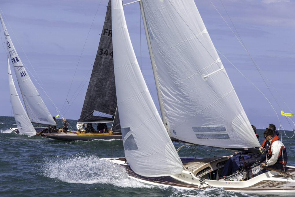 Sur le plan d'eau de Noirmoutier, s'est déroulé du 01 au 03 aout 2025 la régate Noirmoutier Classic. La régate regourpe une flotte de grands cloassiques dont Les 4 Pen Duick, et de nombreuses unités du YCC, ainsi qu'une flotte de métrique (8mJI, 6mJI, 5.5MJ), Requin, Dragon et petits classiques.