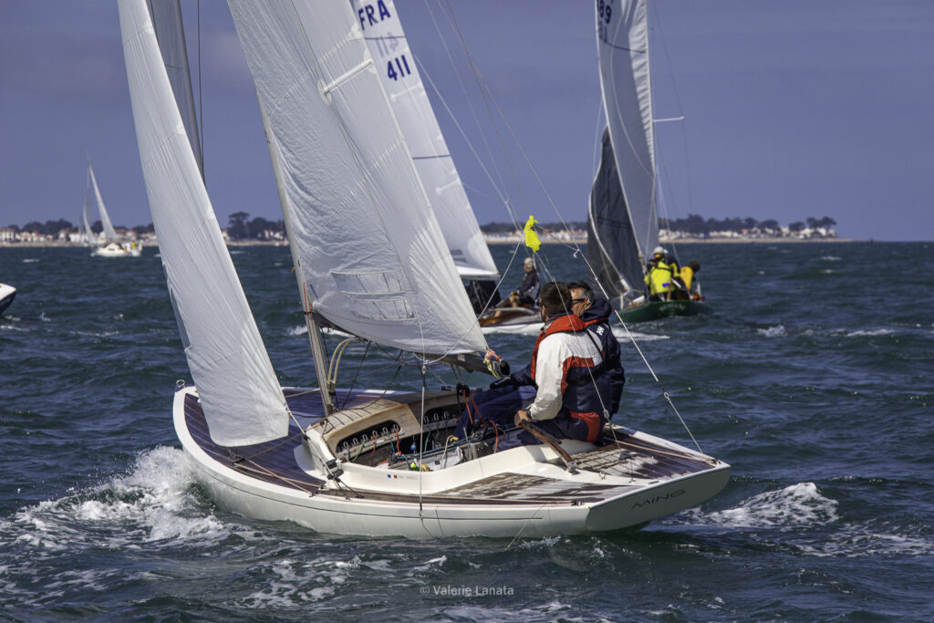 Sur le plan d'eau de Noirmoutier, s'est déroulé du 01 au 03 aout 2025 la régate Noirmoutier Classic. La régate regourpe une flotte de grands cloassiques dont Les 4 Pen Duick, et de nombreuses unités du YCC, ainsi qu'une flotte de métrique (8mJI, 6mJI, 5.5MJ), Requin, Dragon et petits classiques.