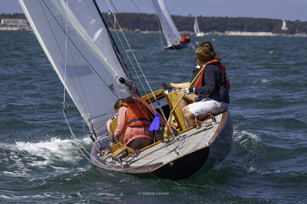 Sur le plan d'eau de Noirmoutier, s'est déroulé du 01 au 03 aout 2025 la régate Noirmoutier Classic. La régate regourpe une flotte de grands cloassiques dont Les 4 Pen Duick, et de nombreuses unités du YCC, ainsi qu'une flotte de métrique (8mJI, 6mJI, 5.5MJ), Requin, Dragon et petits classiques.