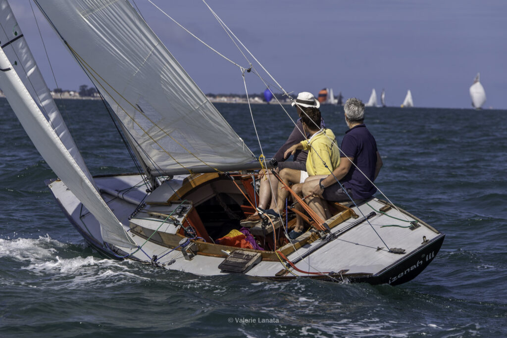 Sur le plan d'eau de Noirmoutier, s'est déroulé du 01 au 03 aout 2025 la régate Noirmoutier Classic. La régate regourpe une flotte de grands cloassiques dont Les 4 Pen Duick, et de nombreuses unités du YCC, ainsi qu'une flotte de métrique (8mJI, 6mJI, 5.5MJ), Requin, Dragon et petits classiques.