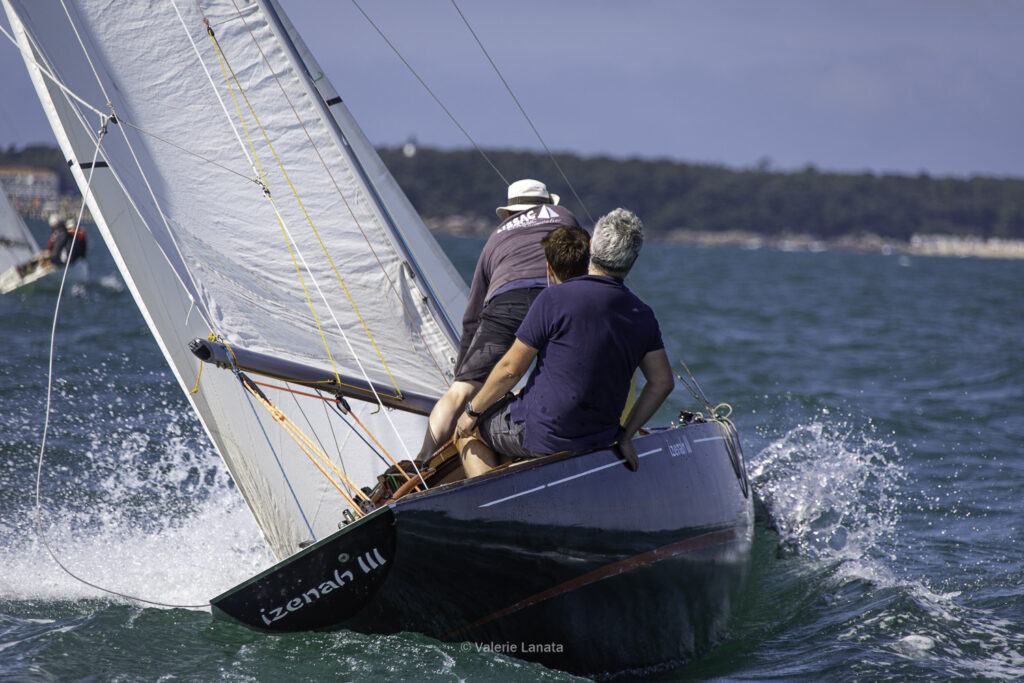 Sur le plan d'eau de Noirmoutier, s'est déroulé du 01 au 03 aout 2025 la régate Noirmoutier Classic. La régate regourpe une flotte de grands cloassiques dont Les 4 Pen Duick, et de nombreuses unités du YCC, ainsi qu'une flotte de métrique (8mJI, 6mJI, 5.5MJ), Requin, Dragon et petits classiques.