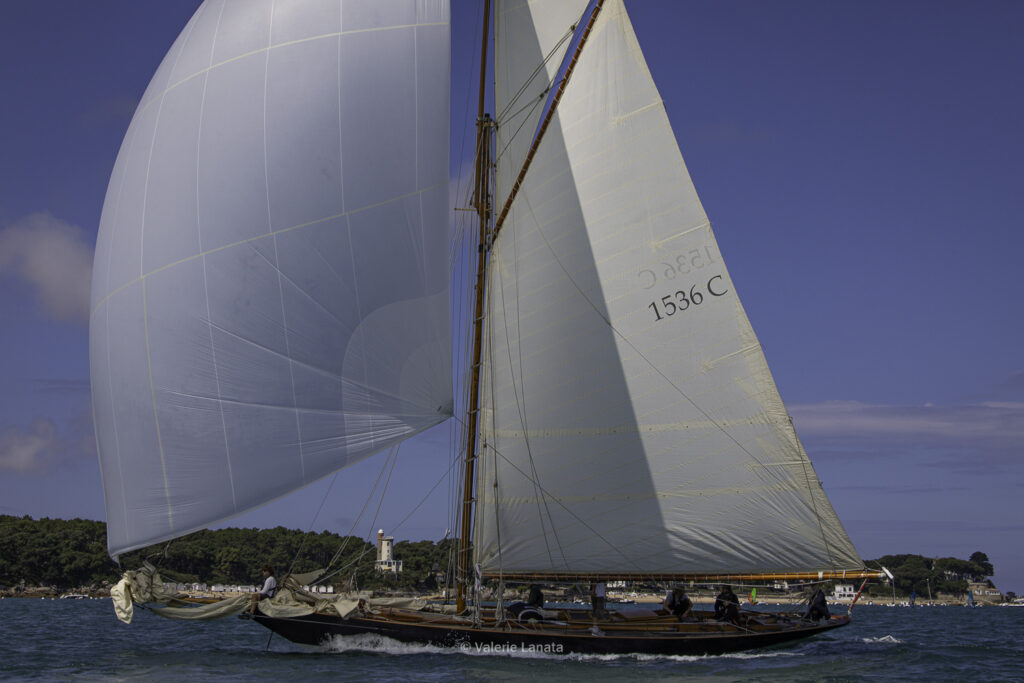 Sur le plan d'eau de Noirmoutier, s'est déroulé du 01 au 03 aout 2025 la régate Noirmoutier Classic. La régate regourpe une flotte de grands cloassiques dont Les 4 Pen Duick, et de nombreuses unités du YCC, ainsi qu'une flotte de métrique (8mJI, 6mJI, 5.5MJ), Requin, Dragon et petits classiques.