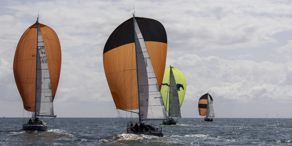 Sur le plan d'eau de Noirmoutier, s'est déroulé du 01 au 03 aout 2025 la régate Noirmoutier Classic. La régate regourpe une flotte de grands cloassiques dont Les 4 Pen Duick, et de nombreuses unités du YCC, ainsi qu'une flotte de métrique (8mJI, 6mJI, 5.5MJ), Requin, Dragon et petits classiques.