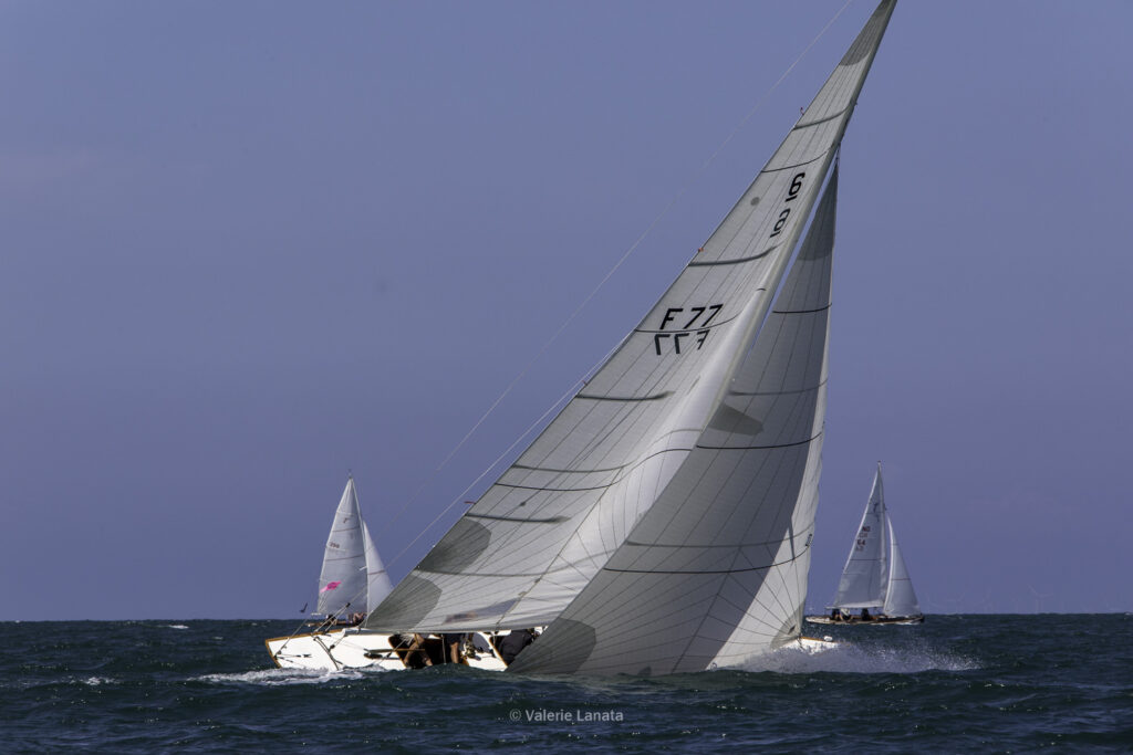 Sur le plan d'eau de Noirmoutier, s'est déroulé du 01 au 03 aout 2025 la régate Noirmoutier Classic. La régate regourpe une flotte de grands cloassiques dont Les 4 Pen Duick, et de nombreuses unités du YCC, ainsi qu'une flotte de métrique (8mJI, 6mJI, 5.5MJ), Requin, Dragon et petits classiques.