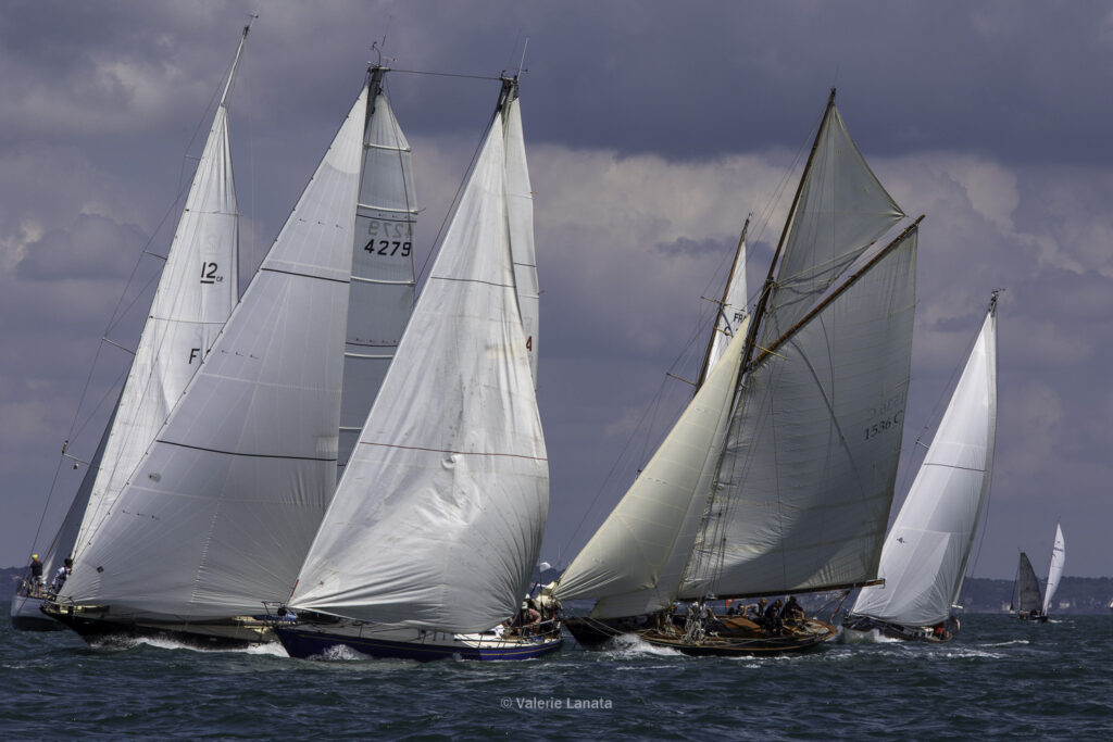 Sur le plan d'eau de Noirmoutier, s'est déroulé du 01 au 03 aout 2025 la régate Noirmoutier Classic. La régate regourpe une flotte de grands cloassiques dont Les 4 Pen Duick, et de nombreuses unités du YCC, ainsi qu'une flotte de métrique (8mJI, 6mJI, 5.5MJ), Requin, Dragon et petits classiques.