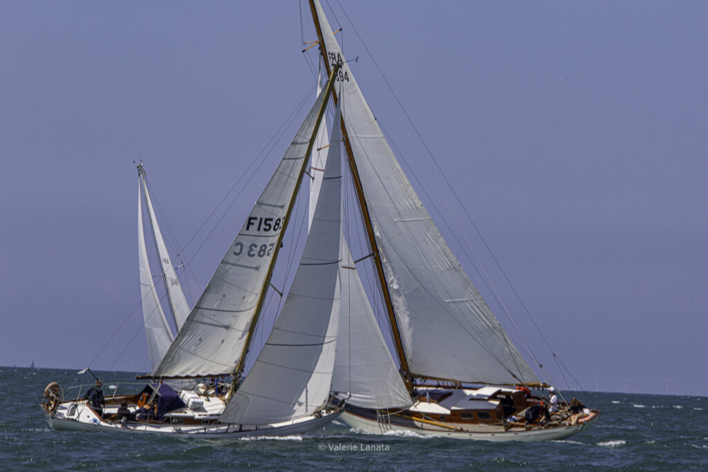 Sur le plan d'eau de Noirmoutier, s'est déroulé du 01 au 03 aout 2025 la régate Noirmoutier Classic. La régate regourpe une flotte de grands cloassiques dont Les 4 Pen Duick, et de nombreuses unités du YCC, ainsi qu'une flotte de métrique (8mJI, 6mJI, 5.5MJ), Requin, Dragon et petits classiques.