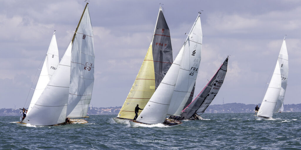 Sur le plan d'eau de Noirmoutier, s'est déroulé du 01 au 03 aout 2025 la régate Noirmoutier Classic. La régate regourpe une flotte de grands cloassiques dont Les 4 Pen Duick, et de nombreuses unités du YCC, ainsi qu'une flotte de métrique (8mJI, 6mJI, 5.5MJ), Requin, Dragon et petits classiques.
