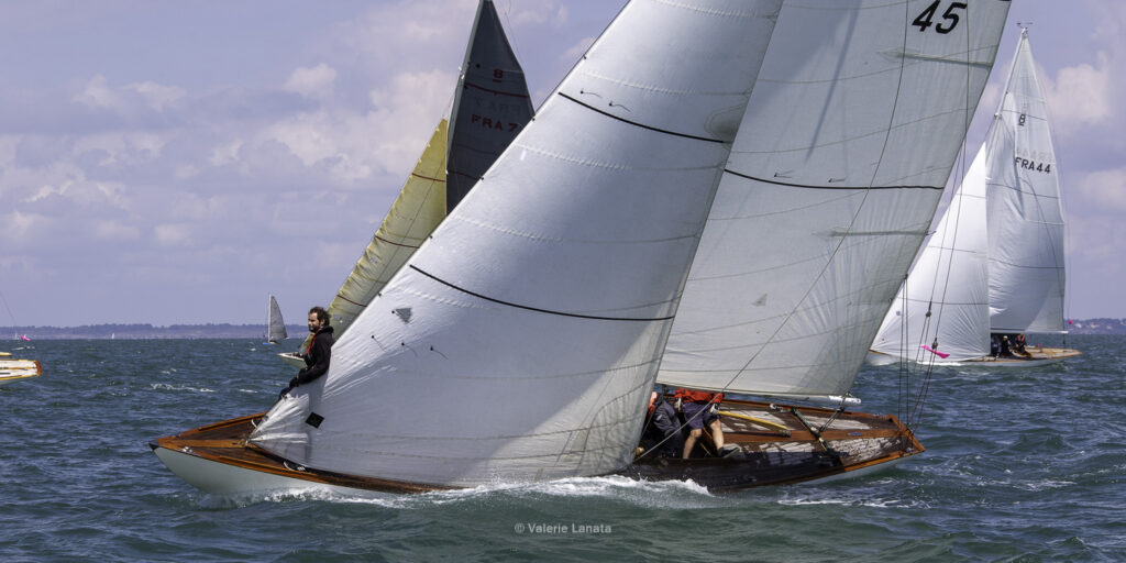 Sur le plan d'eau de Noirmoutier, s'est déroulé du 01 au 03 aout 2025 la régate Noirmoutier Classic. La régate regourpe une flotte de grands cloassiques dont Les 4 Pen Duick, et de nombreuses unités du YCC, ainsi qu'une flotte de métrique (8mJI, 6mJI, 5.5MJ), Requin, Dragon et petits classiques.