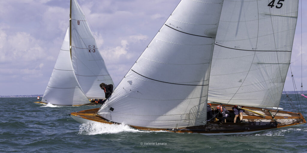 Sur le plan d'eau de Noirmoutier, s'est déroulé du 01 au 03 aout 2025 la régate Noirmoutier Classic. La régate regourpe une flotte de grands cloassiques dont Les 4 Pen Duick, et de nombreuses unités du YCC, ainsi qu'une flotte de métrique (8mJI, 6mJI, 5.5MJ), Requin, Dragon et petits classiques.