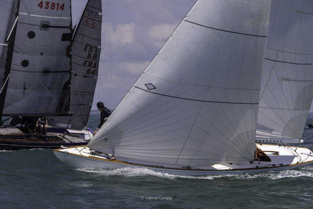 Sur le plan d'eau de Noirmoutier, s'est déroulé du 01 au 03 aout 2025 la régate Noirmoutier Classic. La régate regourpe une flotte de grands cloassiques dont Les 4 Pen Duick, et de nombreuses unités du YCC, ainsi qu'une flotte de métrique (8mJI, 6mJI, 5.5MJ), Requin, Dragon et petits classiques.