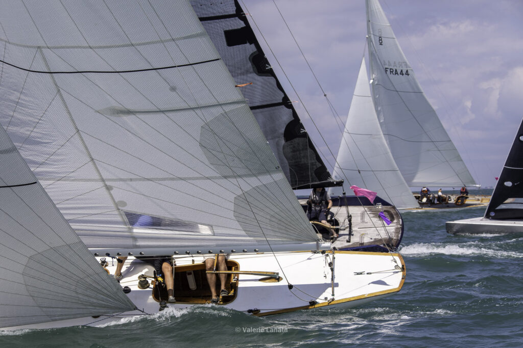 Sur le plan d'eau de Noirmoutier, s'est déroulé du 01 au 03 aout 2025 la régate Noirmoutier Classic. La régate regourpe une flotte de grands cloassiques dont Les 4 Pen Duick, et de nombreuses unités du YCC, ainsi qu'une flotte de métrique (8mJI, 6mJI, 5.5MJ), Requin, Dragon et petits classiques.