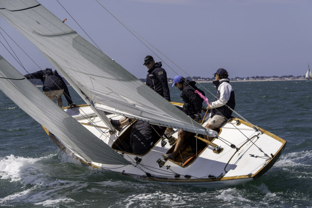 Sur le plan d'eau de Noirmoutier, s'est déroulé du 01 au 03 aout 2025 la régate Noirmoutier Classic. La régate regourpe une flotte de grands cloassiques dont Les 4 Pen Duick, et de nombreuses unités du YCC, ainsi qu'une flotte de métrique (8mJI, 6mJI, 5.5MJ), Requin, Dragon et petits classiques.