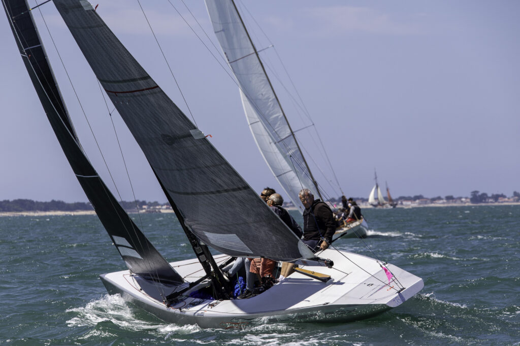Sur le plan d'eau de Noirmoutier, s'est déroulé du 01 au 03 aout 2025 la régate Noirmoutier Classic. La régate regourpe une flotte de grands cloassiques dont Les 4 Pen Duick, et de nombreuses unités du YCC, ainsi qu'une flotte de métrique (8mJI, 6mJI, 5.5MJ), Requin, Dragon et petits classiques.