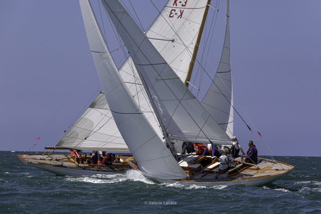 Sur le plan d'eau de Noirmoutier, s'est déroulé du 01 au 03 aout 2025 la régate Noirmoutier Classic. La régate regourpe une flotte de grands cloassiques dont Les 4 Pen Duick, et de nombreuses unités du YCC, ainsi qu'une flotte de métrique (8mJI, 6mJI, 5.5MJ), Requin, Dragon et petits classiques.