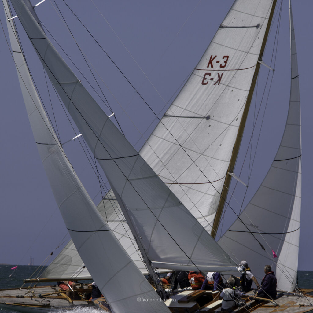 Sur le plan d'eau de Noirmoutier, s'est déroulé du 01 au 03 aout 2025 la régate Noirmoutier Classic. La régate regourpe une flotte de grands cloassiques dont Les 4 Pen Duick, et de nombreuses unités du YCC, ainsi qu'une flotte de métrique (8mJI, 6mJI, 5.5MJ), Requin, Dragon et petits classiques.