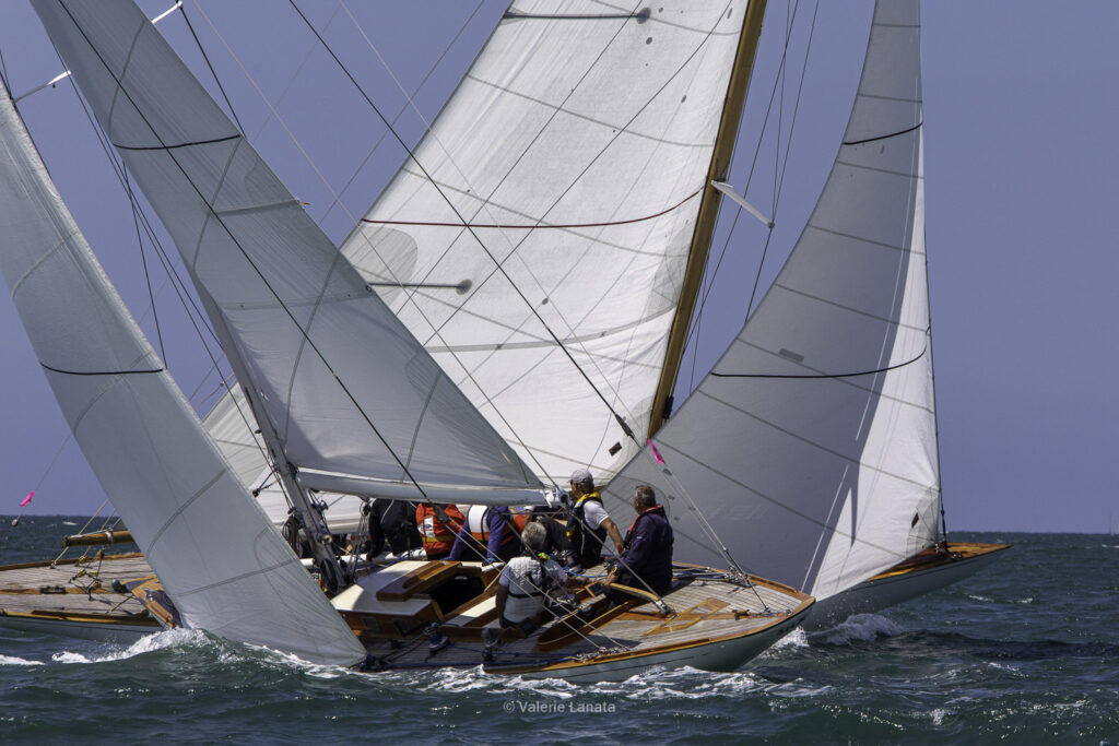 Sur le plan d'eau de Noirmoutier, s'est déroulé du 01 au 03 aout 2025 la régate Noirmoutier Classic. La régate regourpe une flotte de grands cloassiques dont Les 4 Pen Duick, et de nombreuses unités du YCC, ainsi qu'une flotte de métrique (8mJI, 6mJI, 5.5MJ), Requin, Dragon et petits classiques.