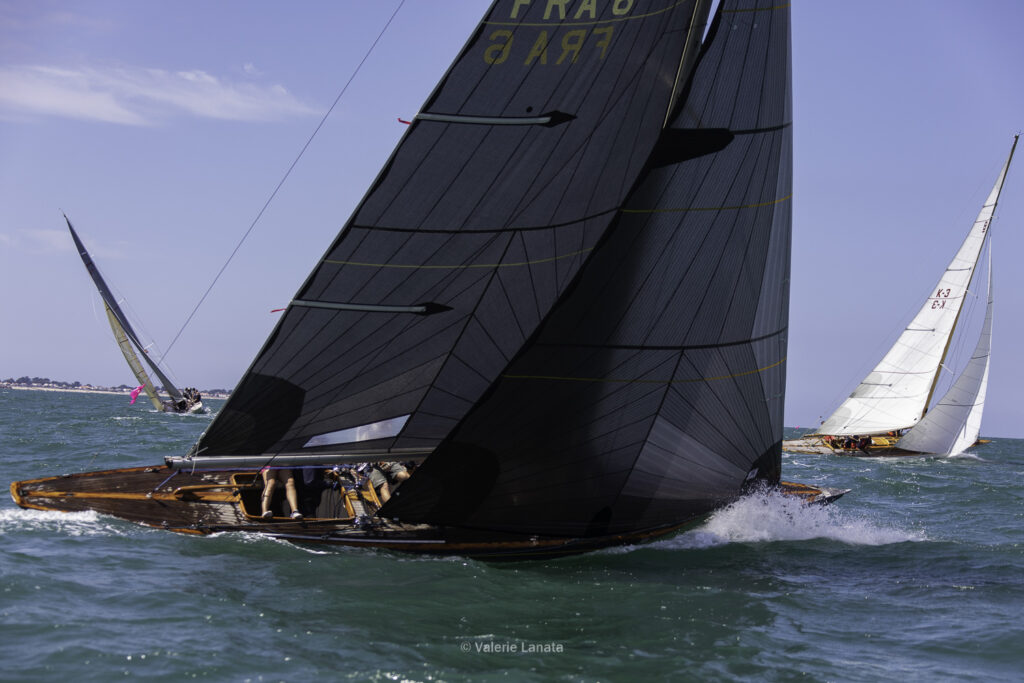 Sur le plan d'eau de Noirmoutier, s'est déroulé du 01 au 03 aout 2025 la régate Noirmoutier Classic. La régate regourpe une flotte de grands cloassiques dont Les 4 Pen Duick, et de nombreuses unités du YCC, ainsi qu'une flotte de métrique (8mJI, 6mJI, 5.5MJ), Requin, Dragon et petits classiques.