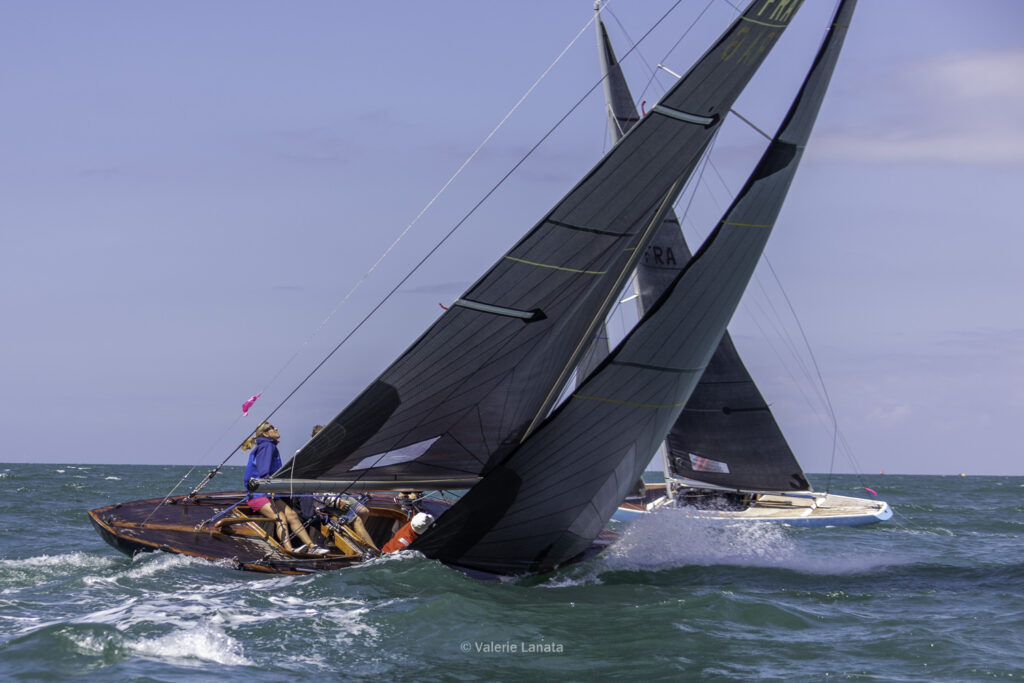 Sur le plan d'eau de Noirmoutier, s'est déroulé du 01 au 03 aout 2025 la régate Noirmoutier Classic. La régate regourpe une flotte de grands cloassiques dont Les 4 Pen Duick, et de nombreuses unités du YCC, ainsi qu'une flotte de métrique (8mJI, 6mJI, 5.5MJ), Requin, Dragon et petits classiques.