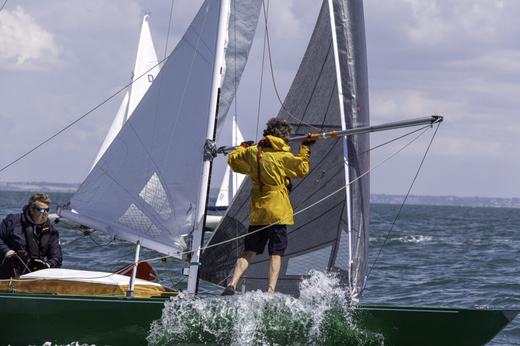 Sur le plan d'eau de Noirmoutier, s'est déroulé du 01 au 03 aout 2025 la régate Noirmoutier Classic. La régate regourpe une flotte de grands cloassiques dont Les 4 Pen Duick, et de nombreuses unités du YCC, ainsi qu'une flotte de métrique (8mJI, 6mJI, 5.5MJ), Requin, Dragon et petits classiques.