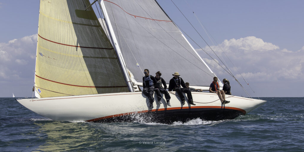 Sur le plan d'eau de Noirmoutier, s'est déroulé du 01 au 03 aout 2025 la régate Noirmoutier Classic. La régate regourpe une flotte de grands cloassiques dont Les 4 Pen Duick, et de nombreuses unités du YCC, ainsi qu'une flotte de métrique (8mJI, 6mJI, 5.5MJ), Requin, Dragon et petits classiques.