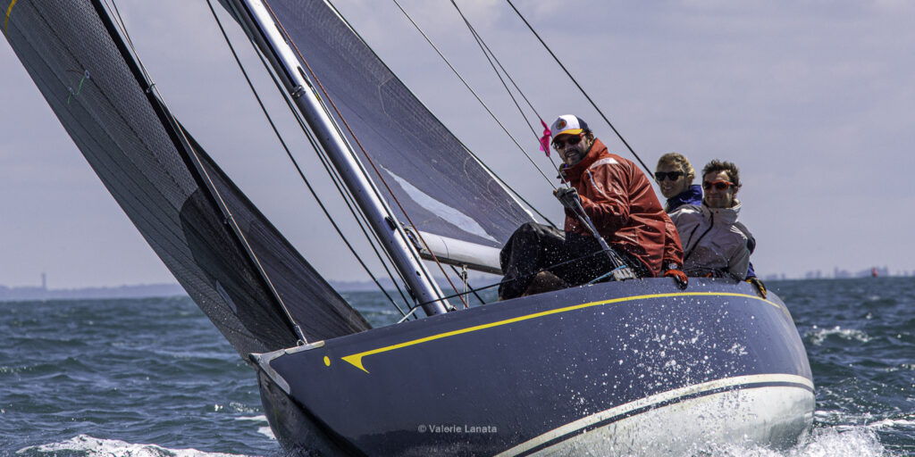 Sur le plan d'eau de Noirmoutier, s'est déroulé du 01 au 03 aout 2025 la régate Noirmoutier Classic. La régate regourpe une flotte de grands cloassiques dont Les 4 Pen Duick, et de nombreuses unités du YCC, ainsi qu'une flotte de métrique (8mJI, 6mJI, 5.5MJ), Requin, Dragon et petits classiques.