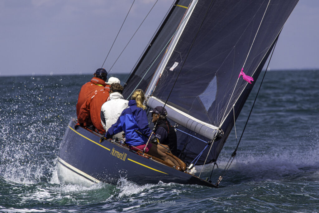 Sur le plan d'eau de Noirmoutier, s'est déroulé du 01 au 03 aout 2025 la régate Noirmoutier Classic. La régate regourpe une flotte de grands cloassiques dont Les 4 Pen Duick, et de nombreuses unités du YCC, ainsi qu'une flotte de métrique (8mJI, 6mJI, 5.5MJ), Requin, Dragon et petits classiques.