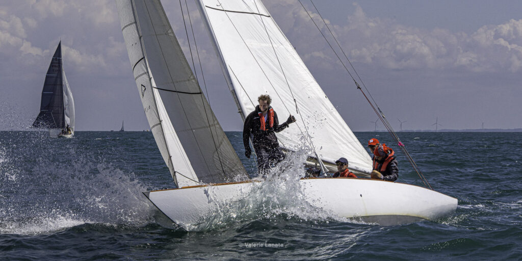 Sur le plan d'eau de Noirmoutier, s'est déroulé du 01 au 03 aout 2025 la régate Noirmoutier Classic. La régate regourpe une flotte de grands cloassiques dont Les 4 Pen Duick, et de nombreuses unités du YCC, ainsi qu'une flotte de métrique (8mJI, 6mJI, 5.5MJ), Requin, Dragon et petits classiques.