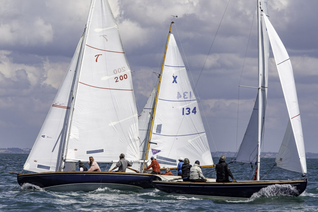 Sur le plan d'eau de Noirmoutier, s'est déroulé du 01 au 03 aout 2025 la régate Noirmoutier Classic. La régate regourpe une flotte de grands cloassiques dont Les 4 Pen Duick, et de nombreuses unités du YCC, ainsi qu'une flotte de métrique (8mJI, 6mJI, 5.5MJ), Requin, Dragon et petits classiques.