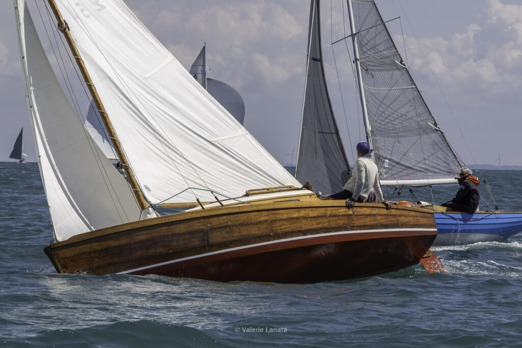 Sur le plan d'eau de Noirmoutier, s'est déroulé du 01 au 03 aout 2025 la régate Noirmoutier Classic. La régate regourpe une flotte de grands cloassiques dont Les 4 Pen Duick, et de nombreuses unités du YCC, ainsi qu'une flotte de métrique (8mJI, 6mJI, 5.5MJ), Requin, Dragon et petits classiques.