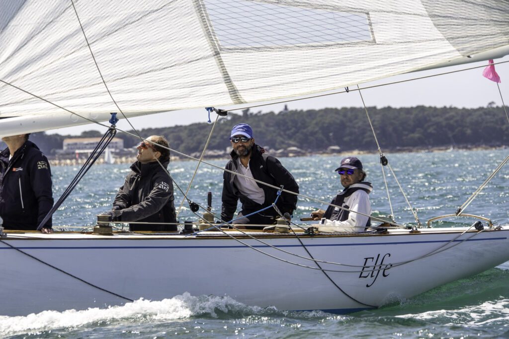 Sur le plan d'eau de Noirmoutier, s'est déroulé du 01 au 03 aout 2025 la régate Noirmoutier Classic. La régate regourpe une flotte de grands cloassiques dont Les 4 Pen Duick, et de nombreuses unités du YCC, ainsi qu'une flotte de métrique (8mJI, 6mJI, 5.5MJ), Requin, Dragon et petits classiques.