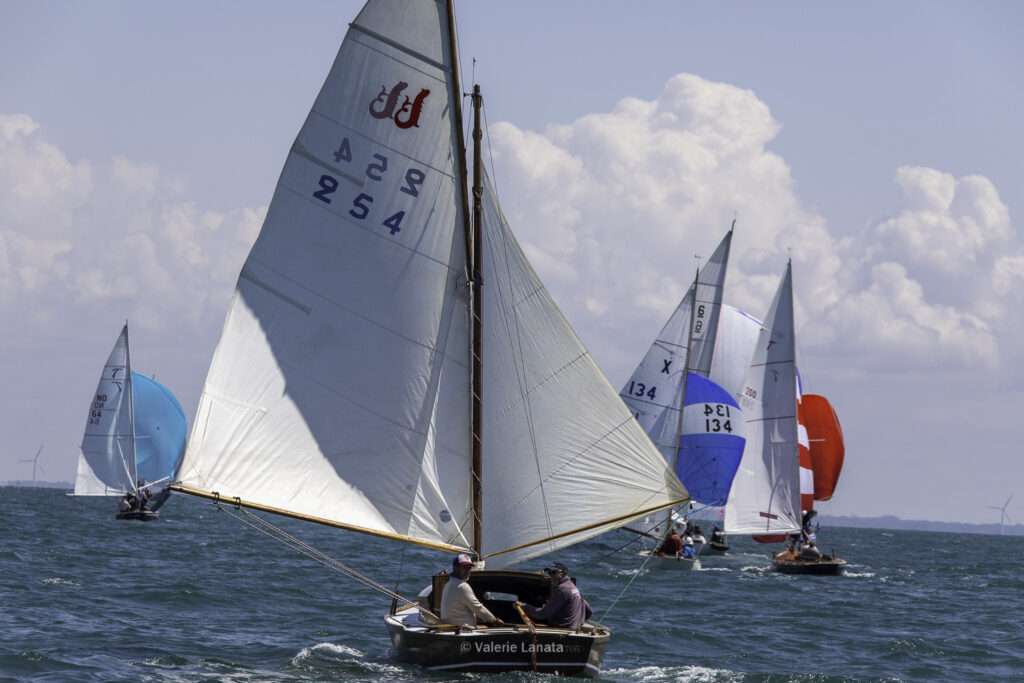 Sur le plan d'eau de Noirmoutier, s'est déroulé du 01 au 03 aout 2025 la régate Noirmoutier Classic. La régate regourpe une flotte de grands cloassiques dont Les 4 Pen Duick, et de nombreuses unités du YCC, ainsi qu'une flotte de métrique (8mJI, 6mJI, 5.5MJ), Requin, Dragon et petits classiques.