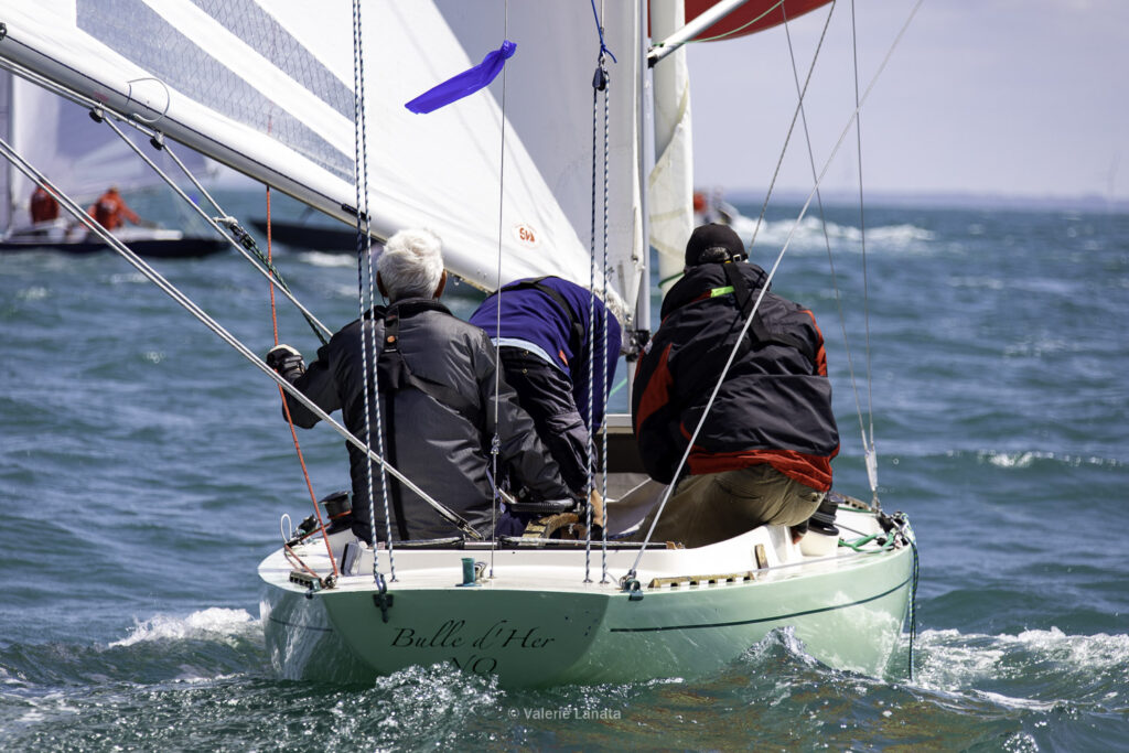 Sur le plan d'eau de Noirmoutier, s'est déroulé du 01 au 03 aout 2025 la régate Noirmoutier Classic. La régate regourpe une flotte de grands cloassiques dont Les 4 Pen Duick, et de nombreuses unités du YCC, ainsi qu'une flotte de métrique (8mJI, 6mJI, 5.5MJ), Requin, Dragon et petits classiques.