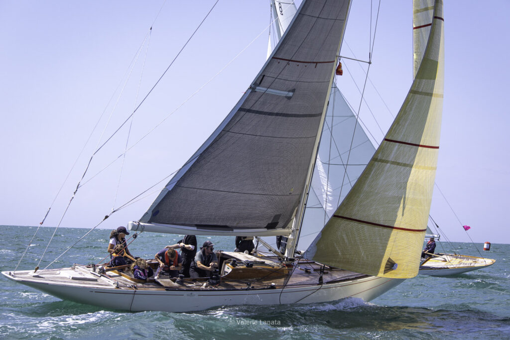 Sur le plan d'eau de Noirmoutier, s'est déroulé du 01 au 03 aout 2025 la régate Noirmoutier Classic. La régate regourpe une flotte de grands cloassiques dont Les 4 Pen Duick, et de nombreuses unités du YCC, ainsi qu'une flotte de métrique (8mJI, 6mJI, 5.5MJ), Requin, Dragon et petits classiques.