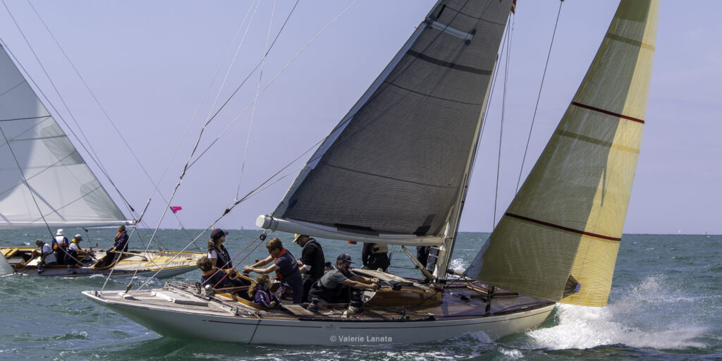 Sur le plan d'eau de Noirmoutier, s'est déroulé du 01 au 03 aout 2025 la régate Noirmoutier Classic. La régate regourpe une flotte de grands cloassiques dont Les 4 Pen Duick, et de nombreuses unités du YCC, ainsi qu'une flotte de métrique (8mJI, 6mJI, 5.5MJ), Requin, Dragon et petits classiques.