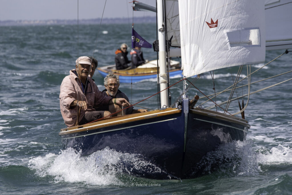 Sur le plan d'eau de Noirmoutier, s'est déroulé du 01 au 03 aout 2025 la régate Noirmoutier Classic. La régate regourpe une flotte de grands cloassiques dont Les 4 Pen Duick, et de nombreuses unités du YCC, ainsi qu'une flotte de métrique (8mJI, 6mJI, 5.5MJ), Requin, Dragon et petits classiques.