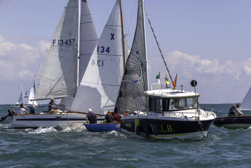 Sur le plan d'eau de Noirmoutier, s'est déroulé du 01 au 03 aout 2025 la régate Noirmoutier Classic. La régate regourpe une flotte de grands cloassiques dont Les 4 Pen Duick, et de nombreuses unités du YCC, ainsi qu'une flotte de métrique (8mJI, 6mJI, 5.5MJ), Requin, Dragon et petits classiques.