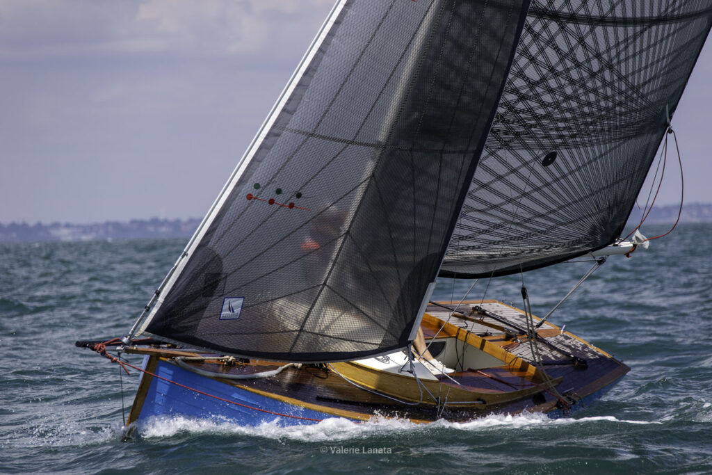 Sur le plan d'eau de Noirmoutier, s'est déroulé du 01 au 03 aout 2025 la régate Noirmoutier Classic. La régate regourpe une flotte de grands cloassiques dont Les 4 Pen Duick, et de nombreuses unités du YCC, ainsi qu'une flotte de métrique (8mJI, 6mJI, 5.5MJ), Requin, Dragon et petits classiques.