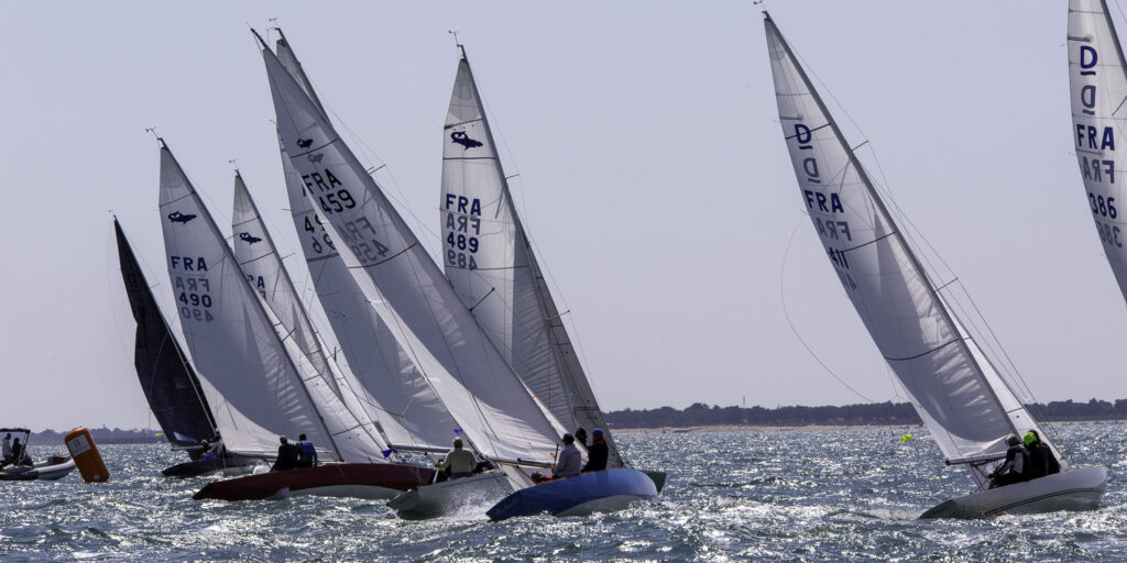 Sur le plan d'eau de Noirmoutier, s'est déroulé du 01 au 03 aout 2025 la régate Noirmoutier Classic. La régate regourpe une flotte de grands cloassiques dont Les 4 Pen Duick, et de nombreuses unités du YCC, ainsi qu'une flotte de métrique (8mJI, 6mJI, 5.5MJ), Requin, Dragon et petits classiques.