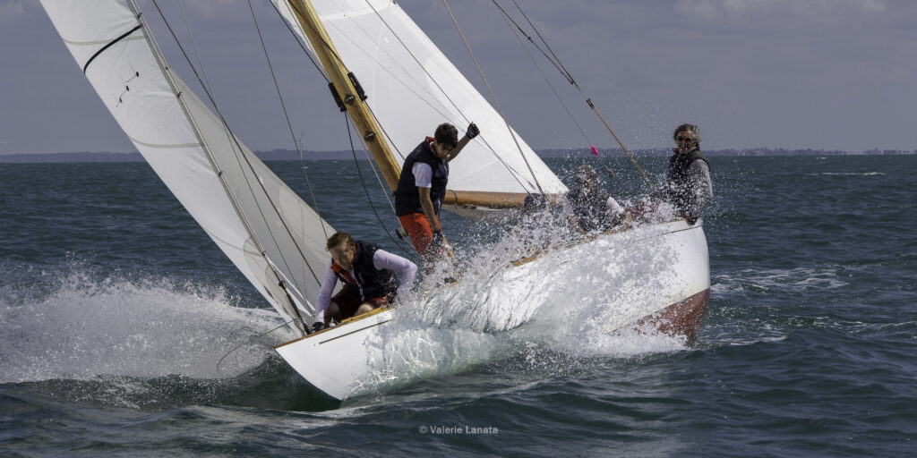 Sur le plan d'eau de Noirmoutier, s'est déroulé du 01 au 03 aout 2025 la régate Noirmoutier Classic. La régate regourpe une flotte de grands cloassiques dont Les 4 Pen Duick, et de nombreuses unités du YCC, ainsi qu'une flotte de métrique (8mJI, 6mJI, 5.5MJ), Requin, Dragon et petits classiques.