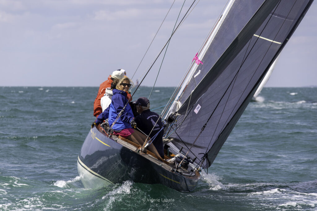 Sur le plan d'eau de Noirmoutier, s'est déroulé du 01 au 03 aout 2025 la régate Noirmoutier Classic. La régate regourpe une flotte de grands cloassiques dont Les 4 Pen Duick, et de nombreuses unités du YCC, ainsi qu'une flotte de métrique (8mJI, 6mJI, 5.5MJ), Requin, Dragon et petits classiques.